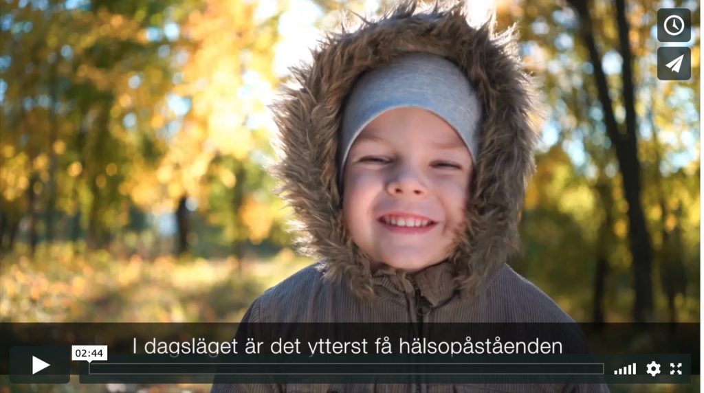 Glatt barn som tittar in i kameran