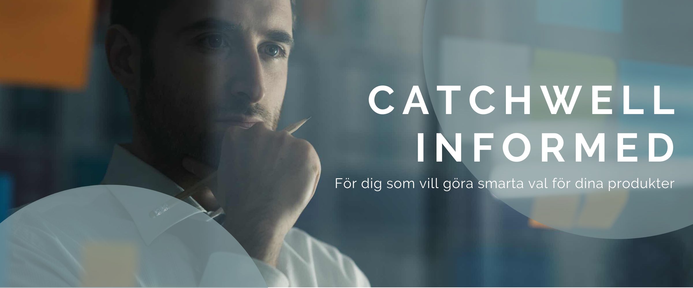 Man funderar med penna i handen