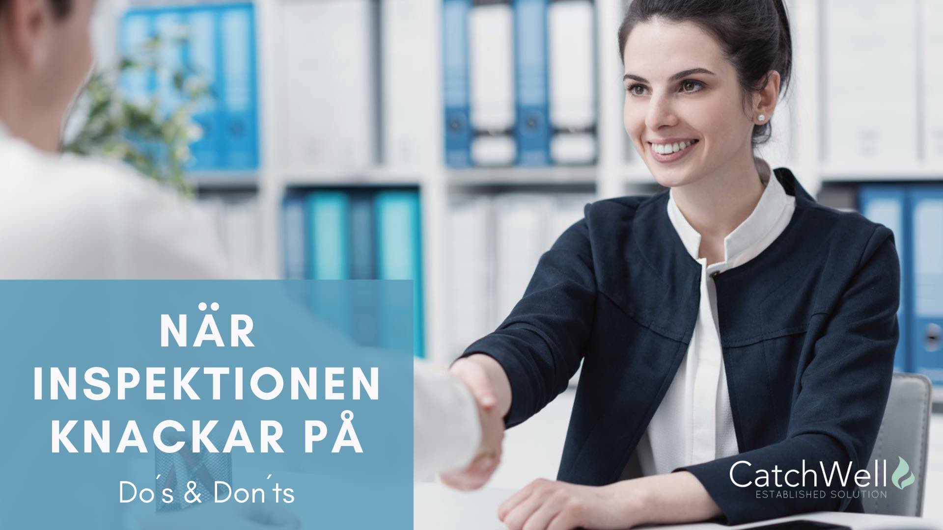 Kvinna skakar hand