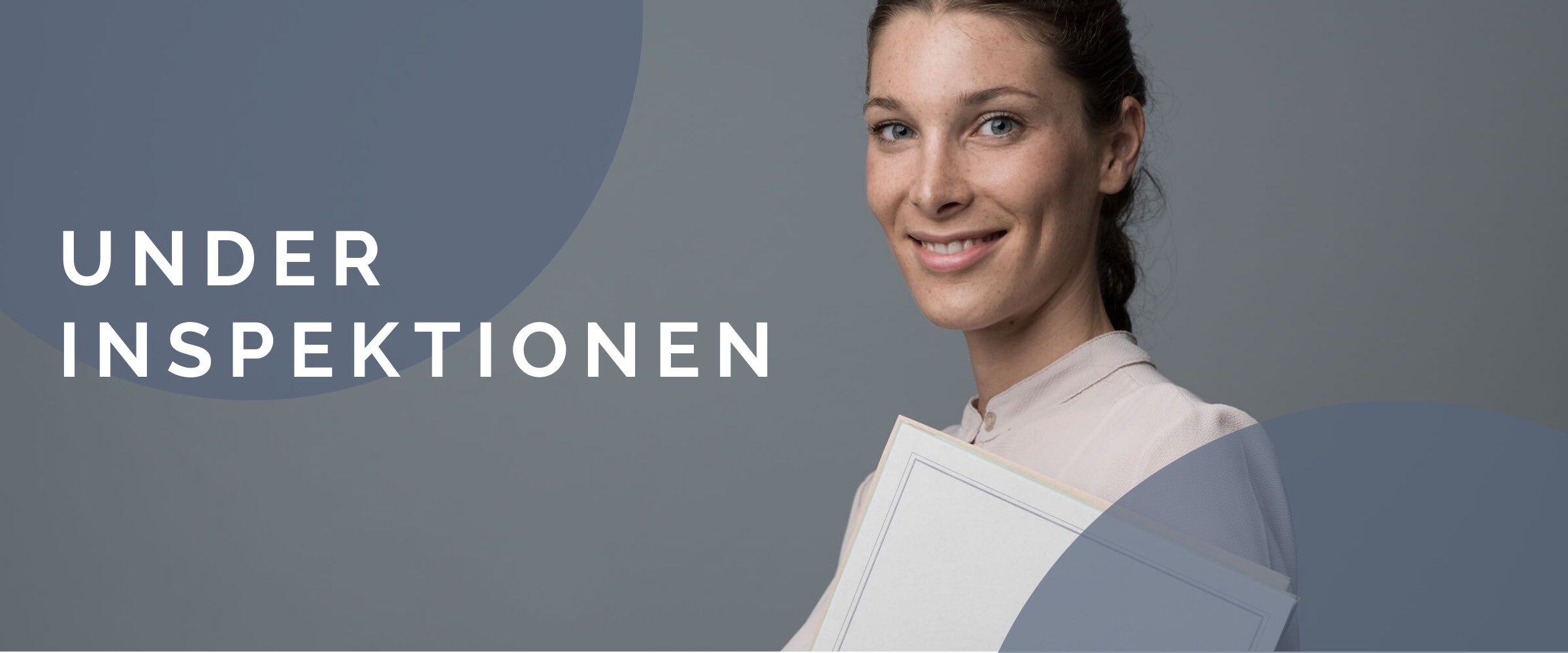 Kvinna håller i dokument rubrik Under inspektion