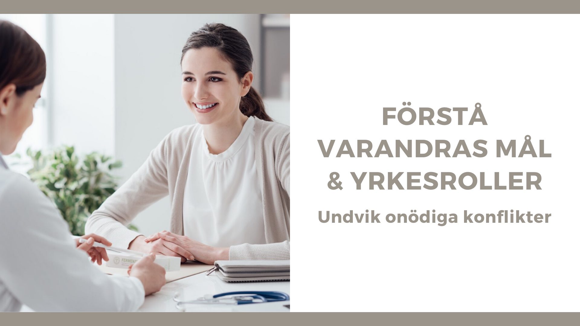 Två kvinnor diskuterar vid ett skrivbord