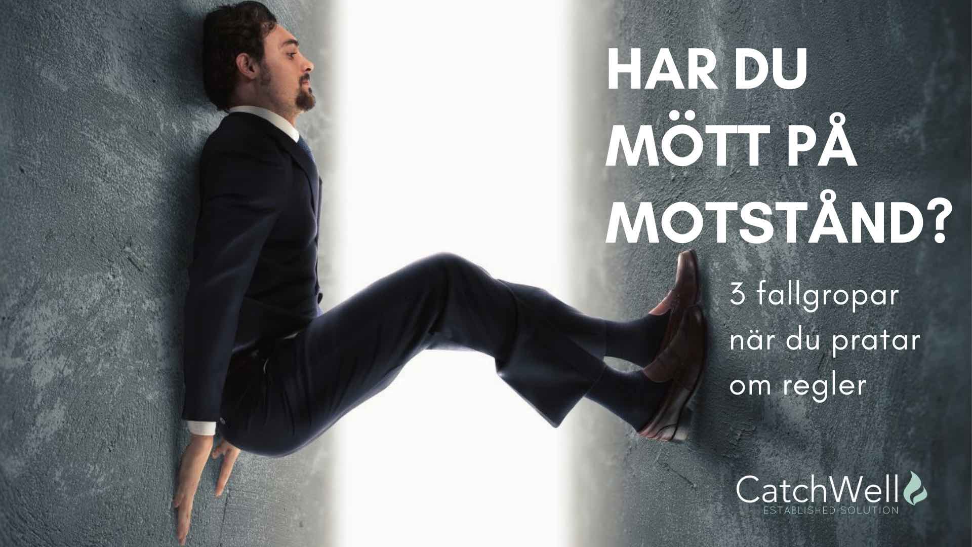 Man sitter mellan två väggar och försöker skjuta bort ena väggen med benen