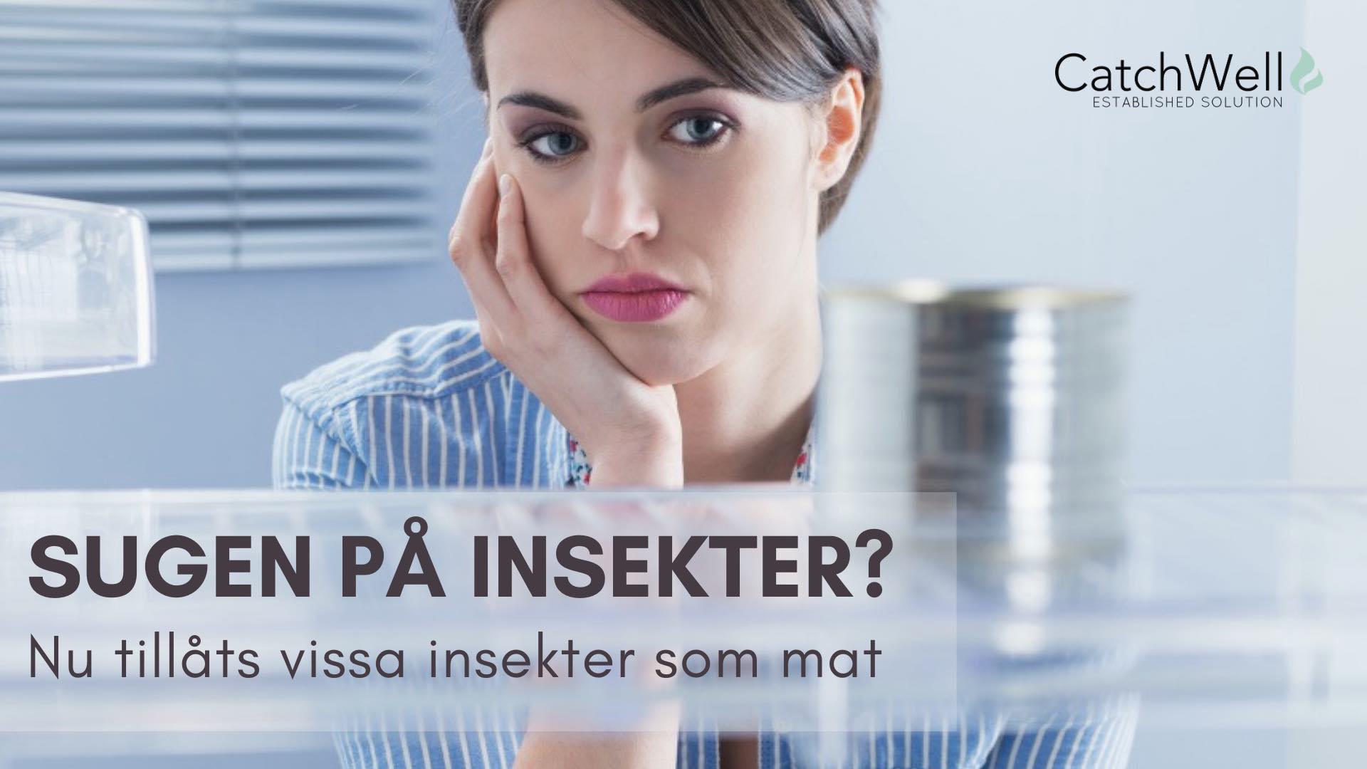 Kvinna tittar på en aluminiumburk i kylskåp