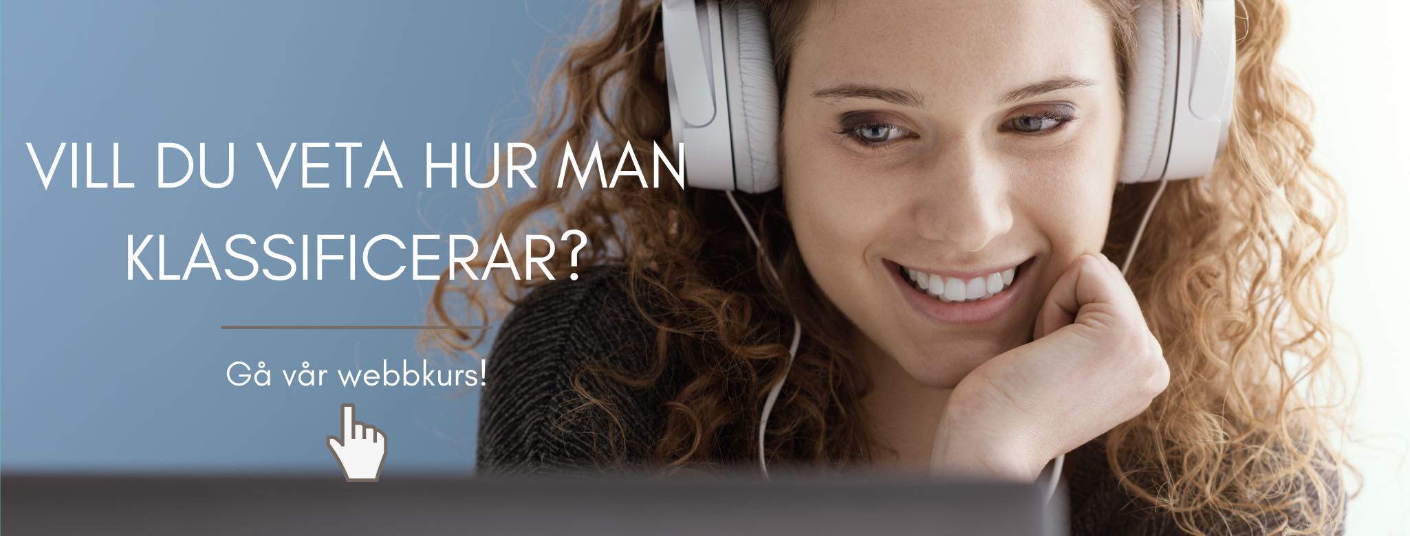 Kvinna med hörlurar tittar på dataskärm