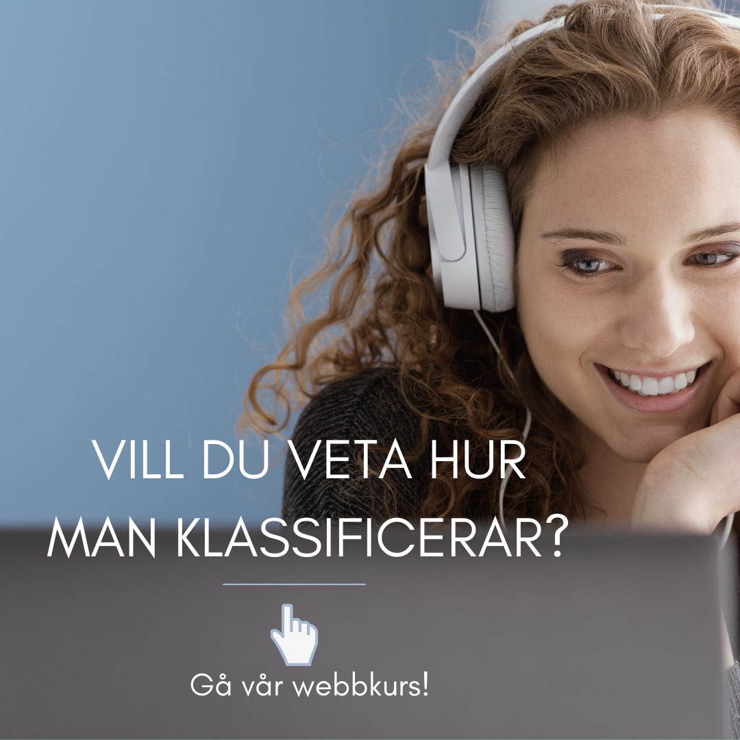 Kvinna med hörlurar tittar på dataskärm