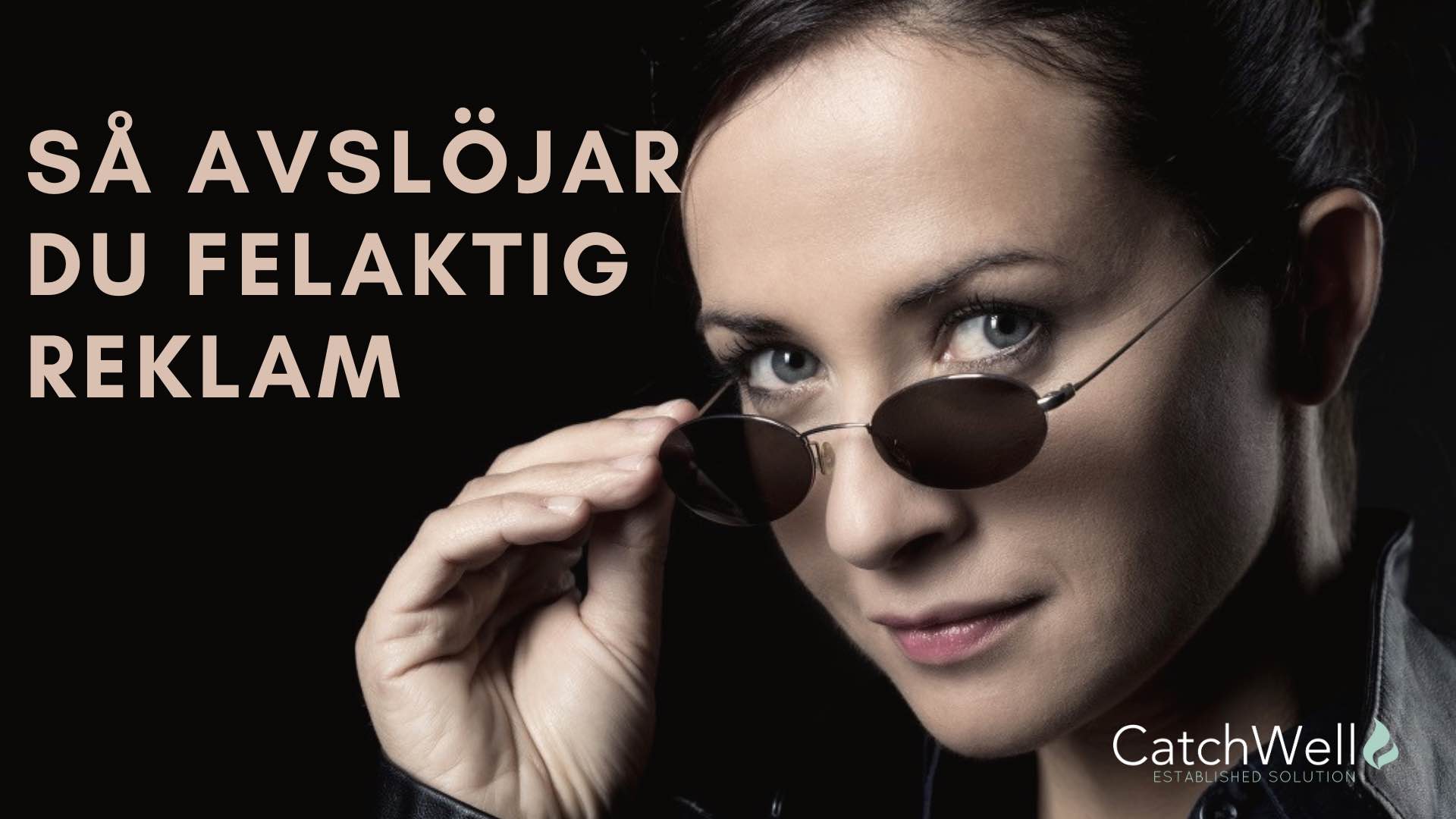 Kvinna tittar ovanför solglasögon