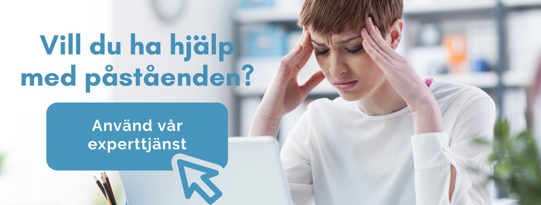 Kvinna trött frustrerad framför datorn