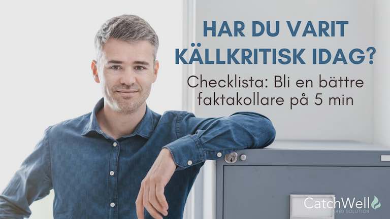 Man lutar sig mot dokumentskåp