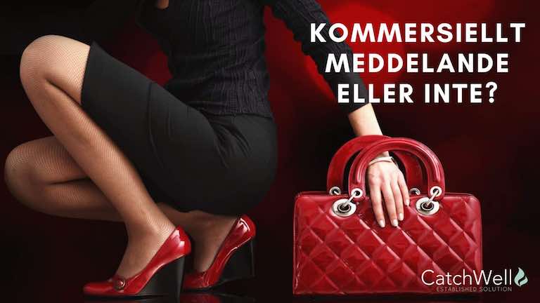 Moderiktig kvinna sitter huk och håller i en röd väska