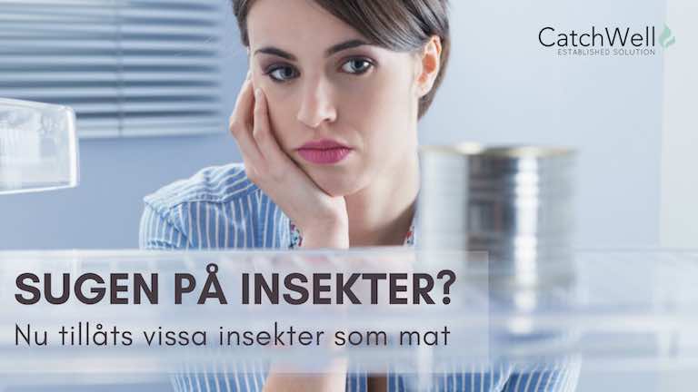 Kvinna tittar på en aluminiumburk i kylskåp