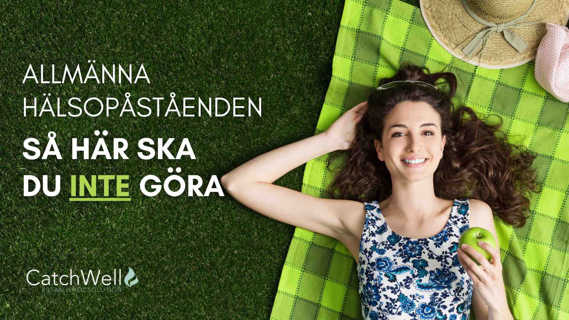 Kvinna ligger på en filt på gräsmattan